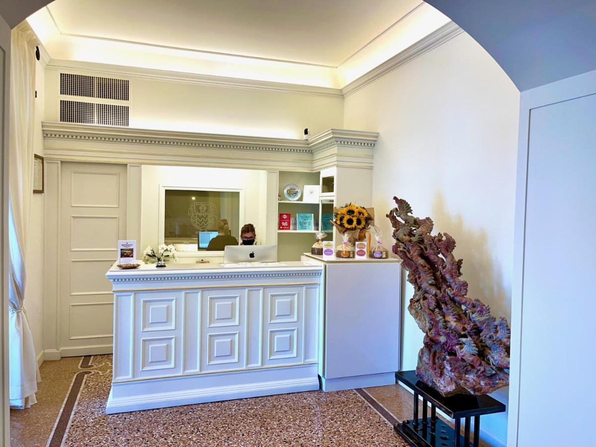 Albergo Gardesana Torri Del Benaco Buitenkant foto