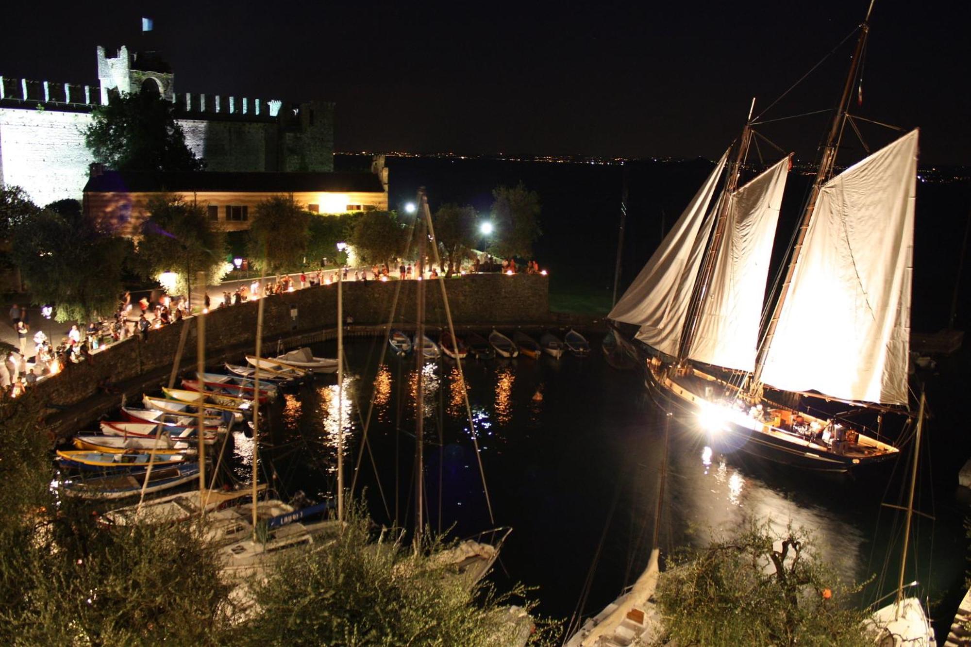 Albergo Gardesana Torri Del Benaco Buitenkant foto